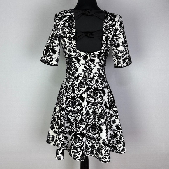 Jodi Kristopher White W/ Blk Design & Bows Round Neck Knee Length Dress Size 3 - Picture 3 of 8